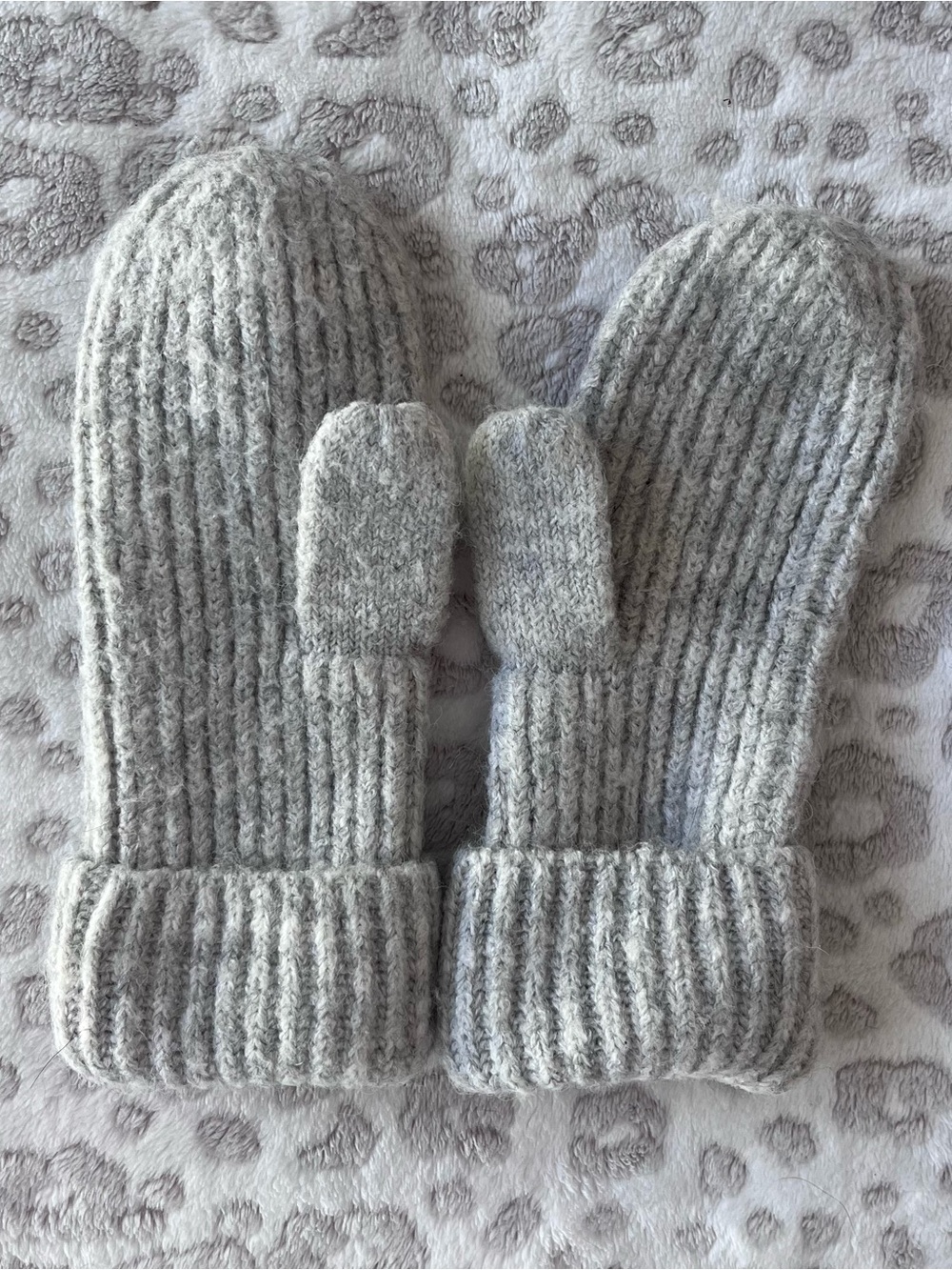 H&M Light Gray Ribbed Knit Mittens
